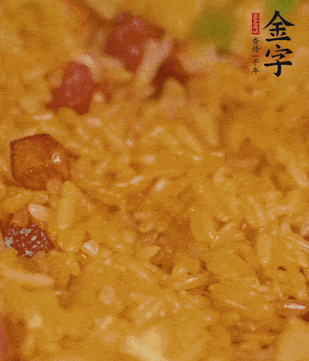 放一撮鹽、生抽少許，倒入炸好的芋頭。最后撒蔥花、蒜末翻炒均勻。