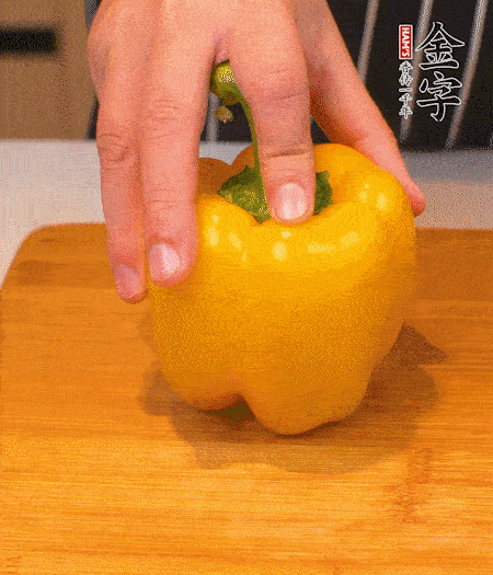 干花菇提前泡發(fā)，胡蘿卜、青椒、黃椒和花菇切丁，小紅椒切圈，小蔥切末。