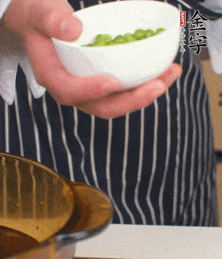 胡蘿卜、豌豆和干花菇焯水。