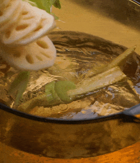 把玉米筍（對半切開）、西芹（切斜片）、蓮藕（切片），放入開水鍋內(nèi)，加點少許鹽、油，汆燙2分鐘。