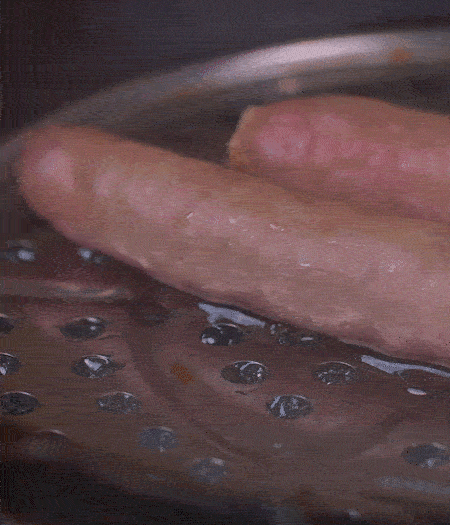 金字10°鮮低溫香腸蒸10分鐘后，切片。