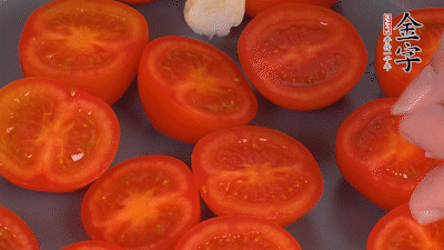 洗凈晾干的小番茄，對半切開，加切塊的大蒜、迷迭香、黑胡椒、橄欖油190度烤40分鐘、200度烤20分鐘。