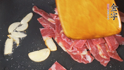 意面按照包裝時(shí)間煮熟過涼水，金字淡火腿切成小片。