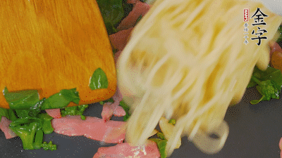 鍋中倒油燒熱，蒜片煸香，淡火腿略翻炒。