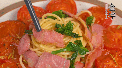 加菜花翻炒1分鐘后加意面，翻炒1分鐘后用少許鹽、黑胡椒調(diào)味即可。