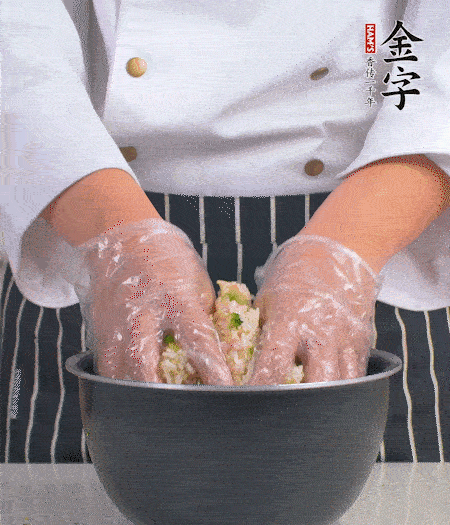 米飯中放西蘭花碎、咸肉丁，加少許黑胡椒、十來滴橄欖油拌勻。