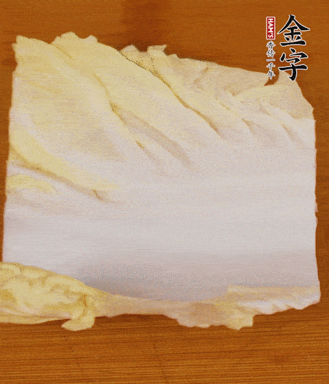 一片白菜一片淡火腿交替疊起，疊個(gè)兩三層放進(jìn)鍋內(nèi)，直到塞滿鍋。