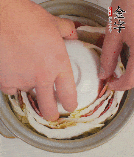 寬度剛好是鍋的高度?？垡粋€(gè)小碗更有助于幫助造型。