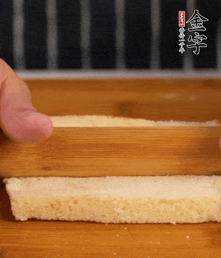 吐司切去四邊，搟薄；烤腸竹簽穿過。