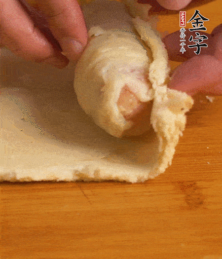 吐司卷起香腸，吐司尾端涂抹少許全蛋液，卷好的吐司表面蘸上蛋液，在裹上一層面包糠，送入預(yù)熱好的烤箱中。