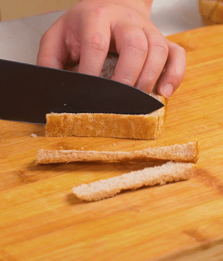 取1片黑麥吐司片，去掉邊邊，涂上一層蛋黃醬。
