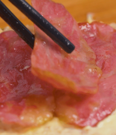 放上火腿、芝士片、生菜，再放一片土司。