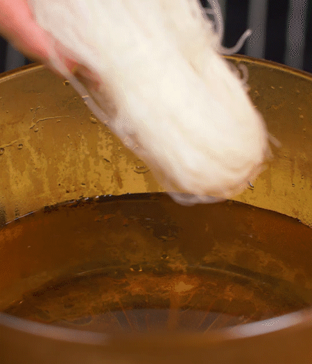 粉絲熱水泡軟。蒜、姜切碎末，小蔥切蔥花、小米椒切圈。金字火腿切薄片。