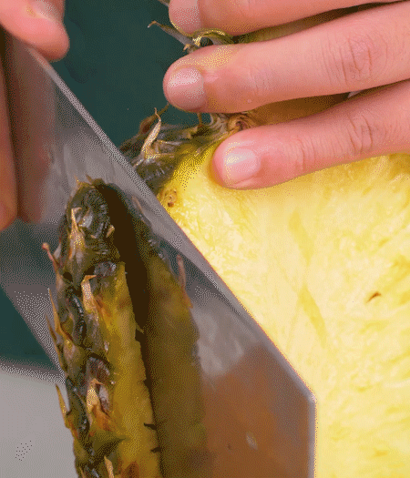 鳳梨去皮把果肉切塊，醬肉切小塊。