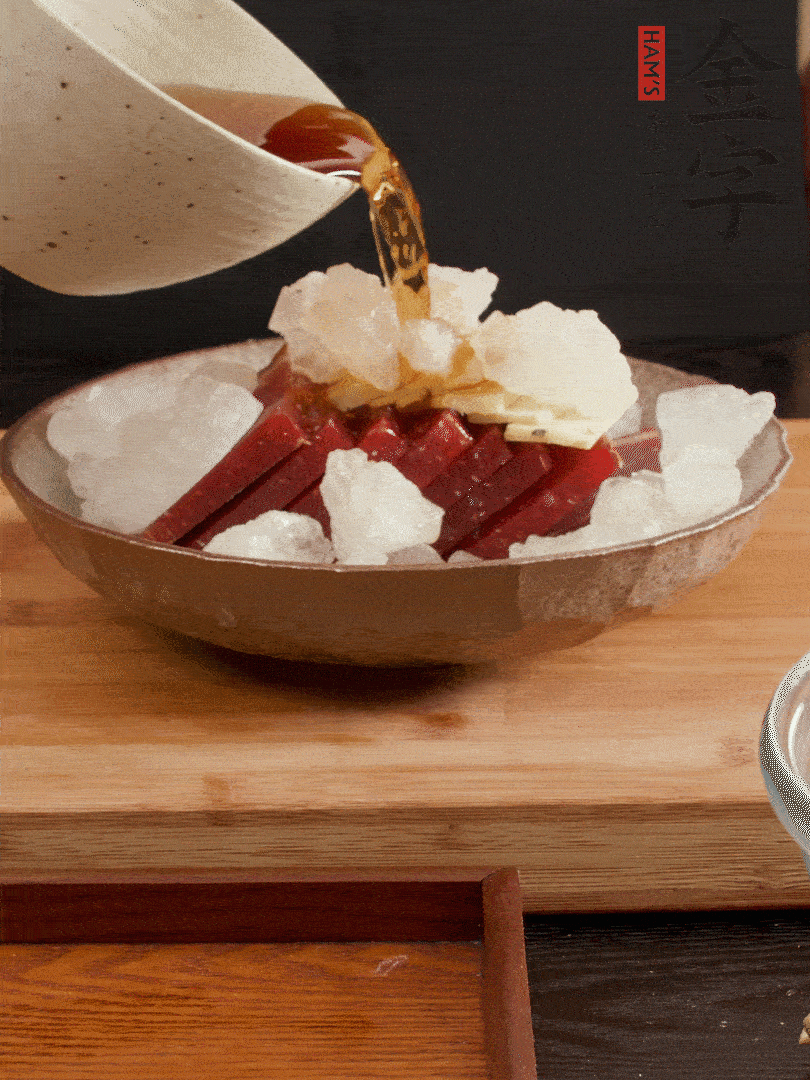 加姜片、冰糖、黃酒、水，蒸60分鐘，將火腿的咸逼出來。