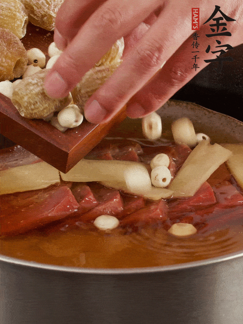 待冰糖融化后，放入蜜棗、蓮子同蒸25分鐘左右。