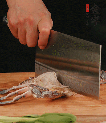 蟹殼拆開，去掉蟹肺、蟹心、蟹腮，切成4小塊。