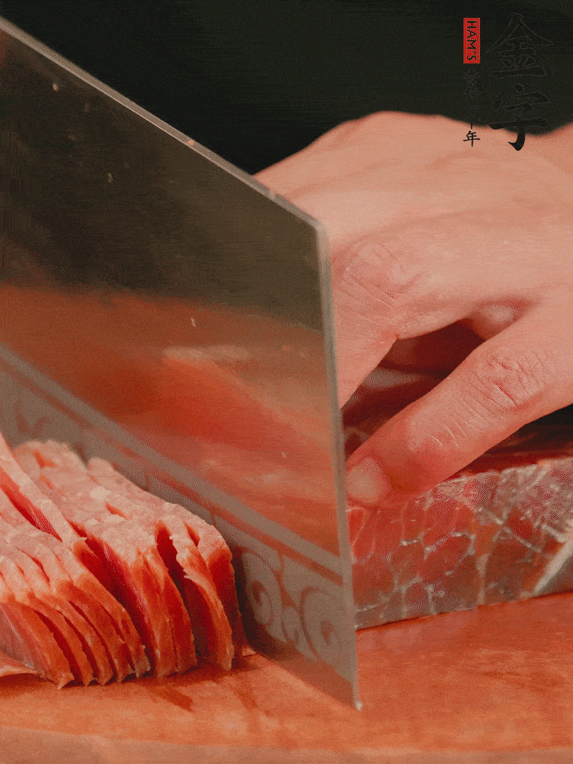 新鮮雞腿用刀在表面劃幾刀。金字火腿切薄片備用。