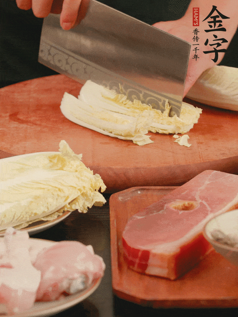 白菜去掉頭尾，對半豎切，再均勻切4刀。