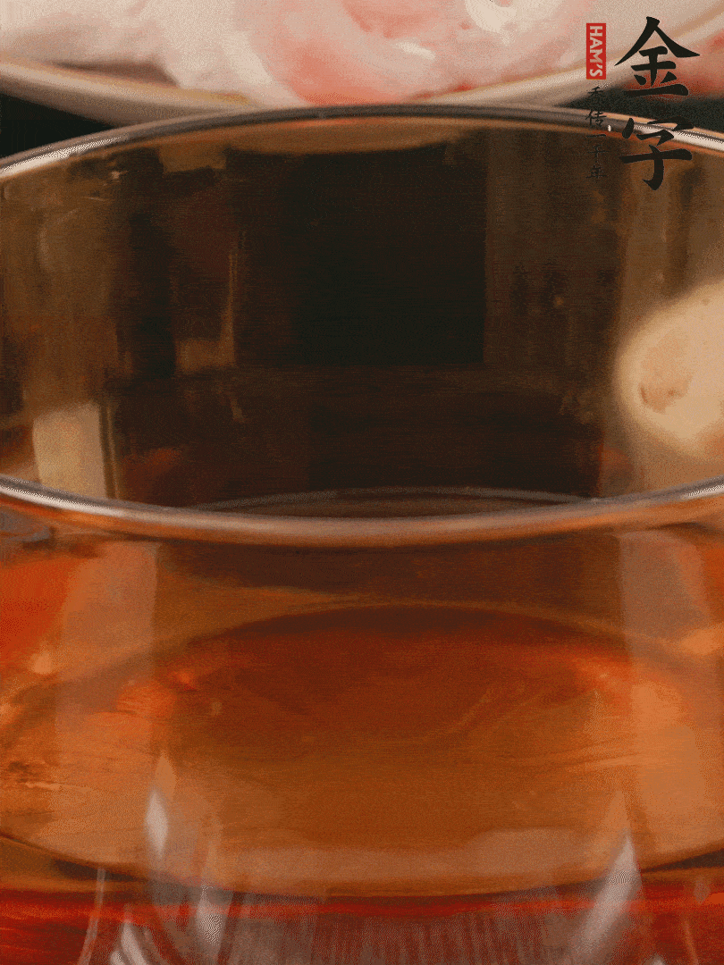 雞腿冷水入鍋，加姜片料酒焯水，撈出溫水洗凈。