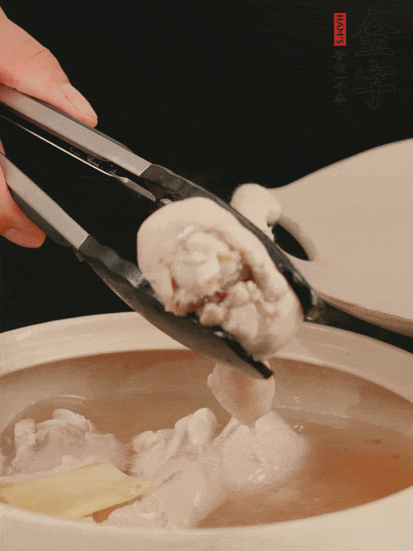 雞腿放入砂鍋，加姜片、料酒、清水，中火燉煮20分鐘撈出。