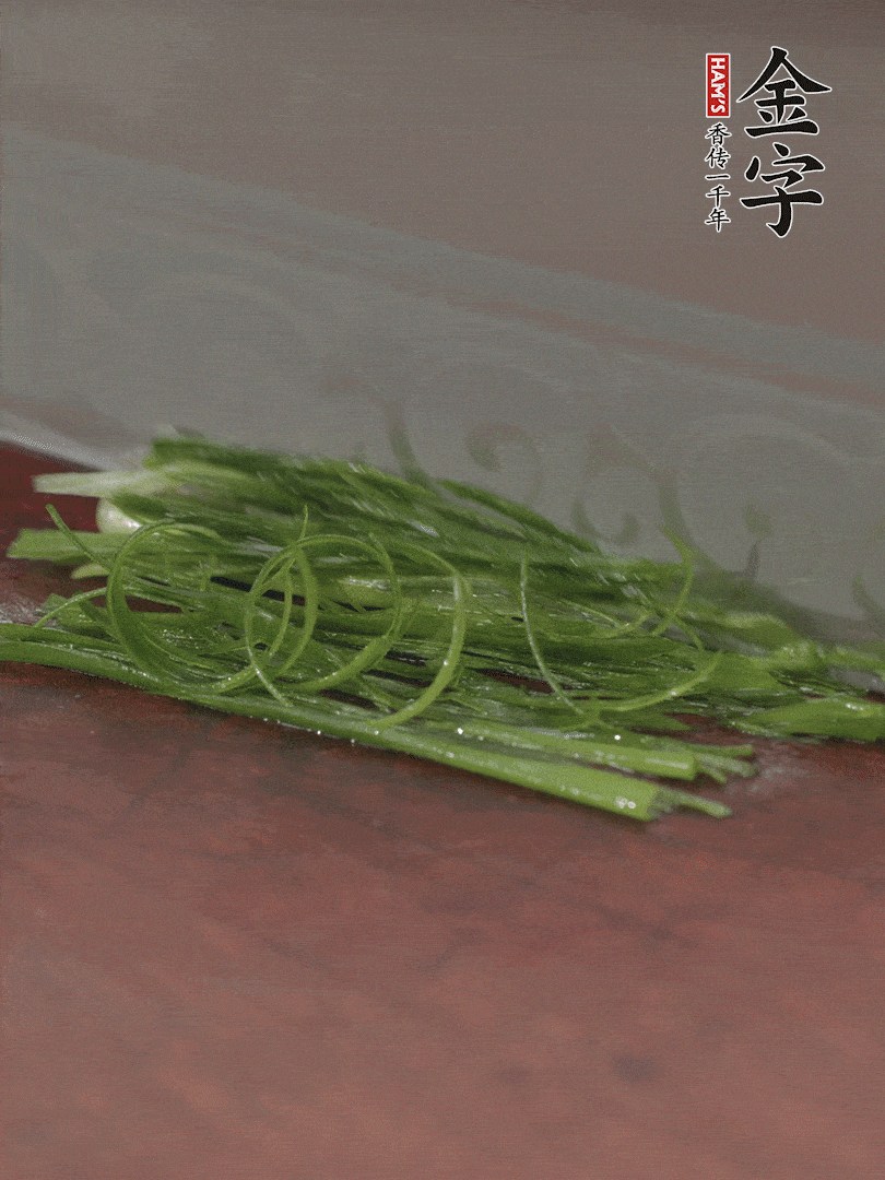 生姜切薄片，紅椒切細(xì)絲，小蔥蔥綠切細(xì)絲，泡入冰水中保持新鮮。