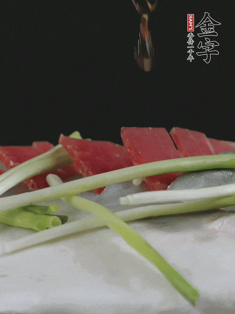 蔥白置于魚身，放適量豌豆，淋上花雕酒。