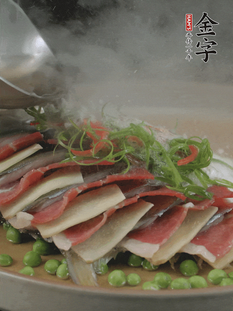 表面放上蔥絲、紅椒絲，淋上熱油。