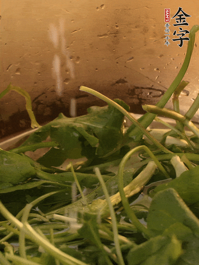 薺菜去掉根部，加小蘇打、鹽熱水沸騰燙軟。