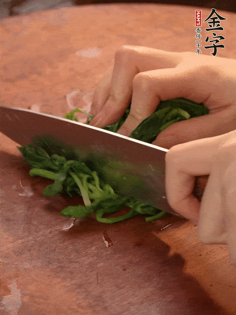 晾涼拽干水份，切碎備用。