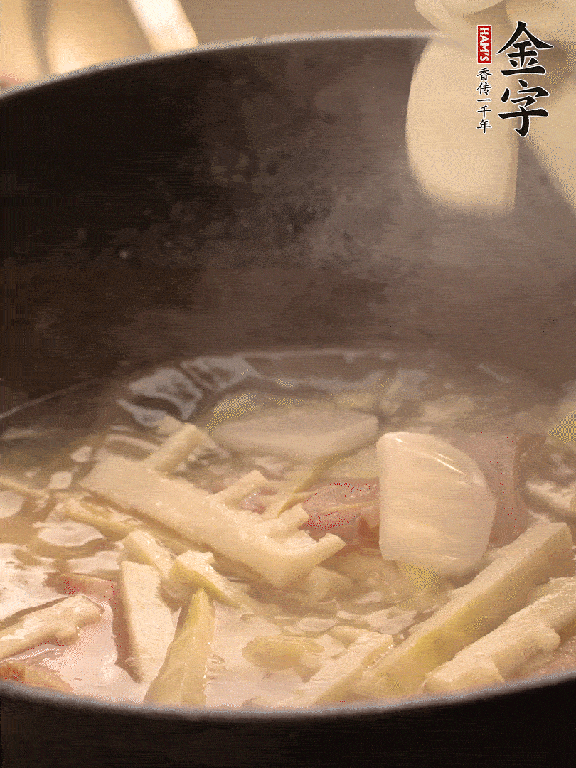 加一點(diǎn)開水后，放年糕燜2分鐘至軟。