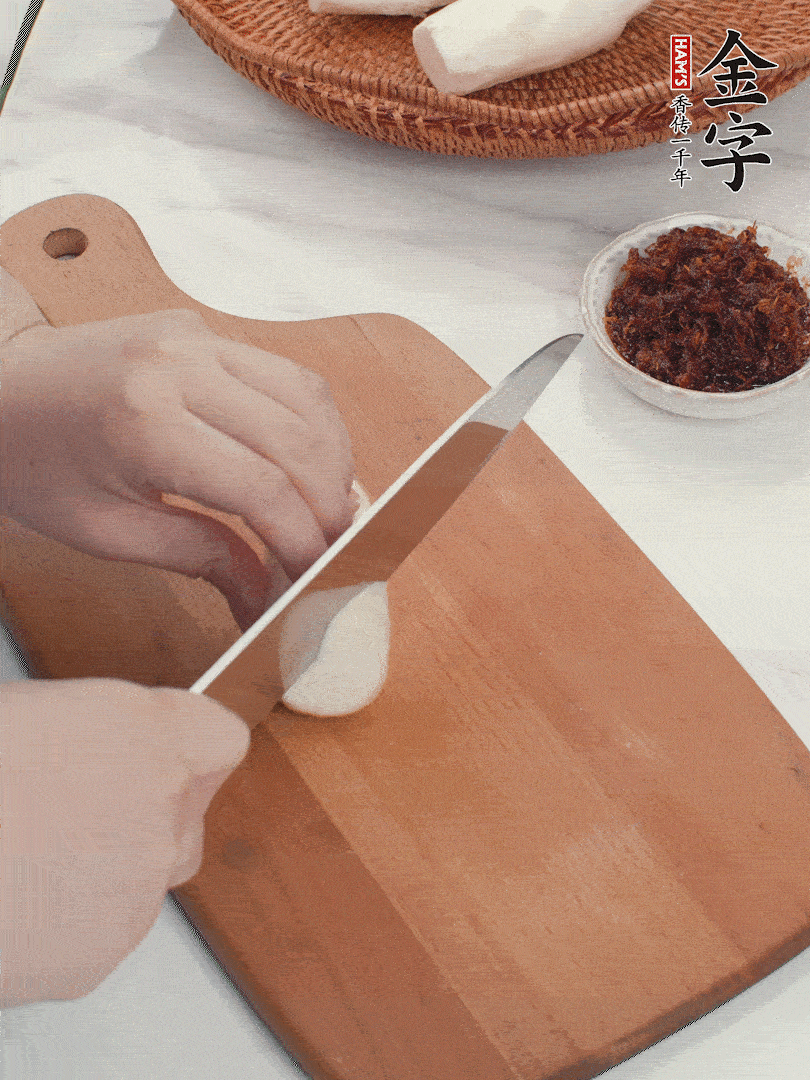 茭白剝殼，洗凈后切滾刀塊。