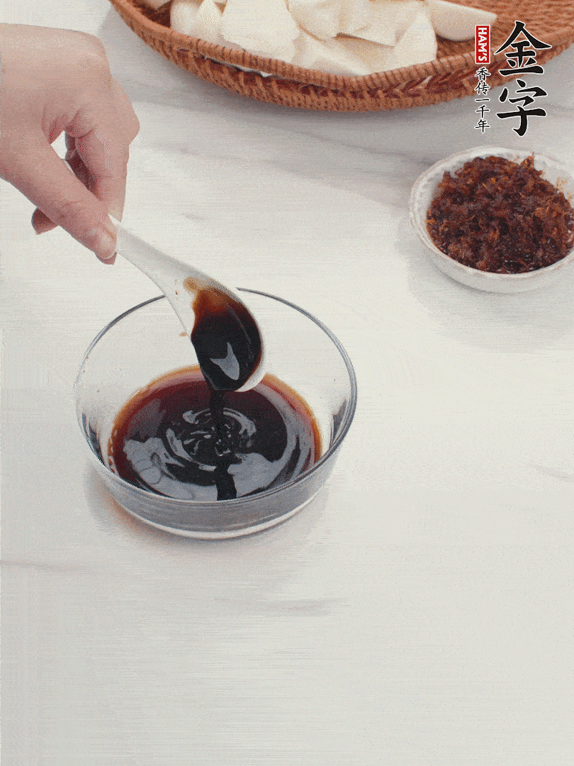 將生抽、老抽、黃酒和白砂糖在小碗里調(diào)成味汁。