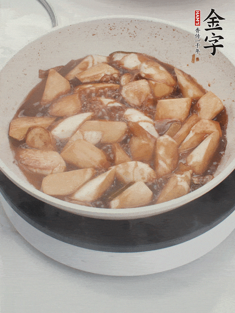 待茭白煸到微微發(fā)黃加入調(diào)好的味汁翻炒。加一小碗清水蓋蓋子燜3-4分鐘。