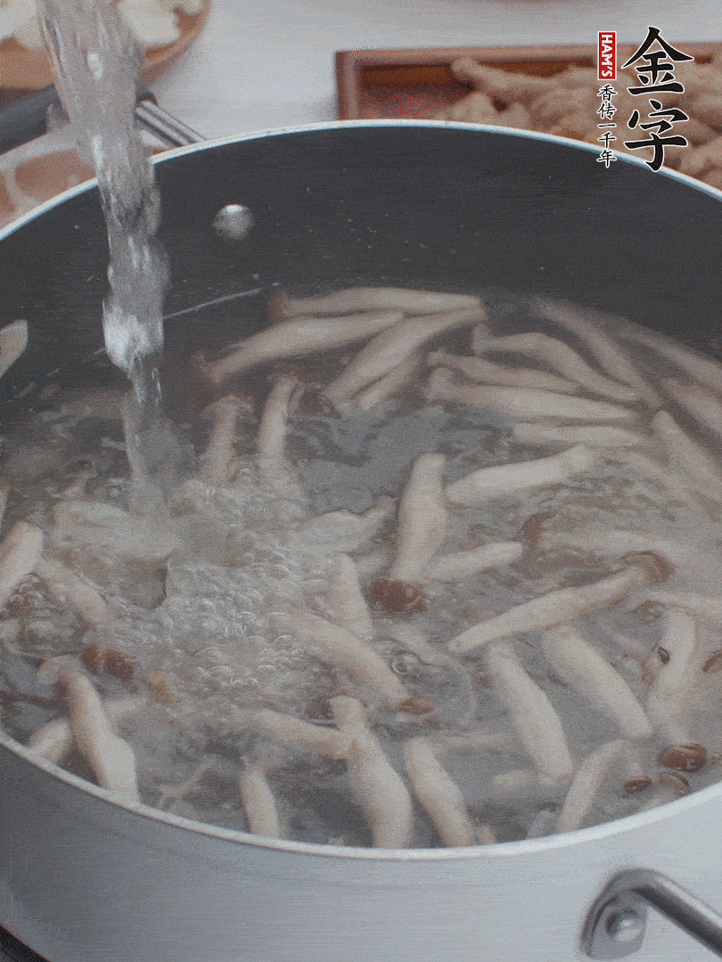 油熱爆香大蔥、蒜末，下蟹味菇炒軟，放清水。