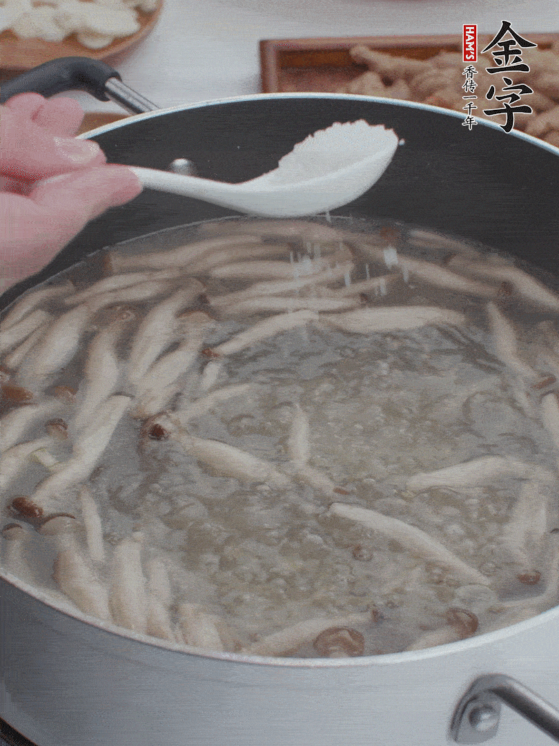 1勺鹽、一點(diǎn)胡椒粉調(diào)味。