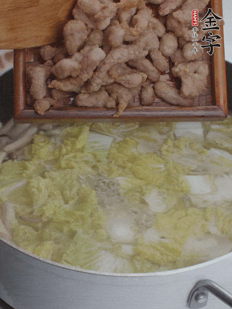 水開后煮10分鐘，下娃娃菜、小酥肉煮3分鐘。