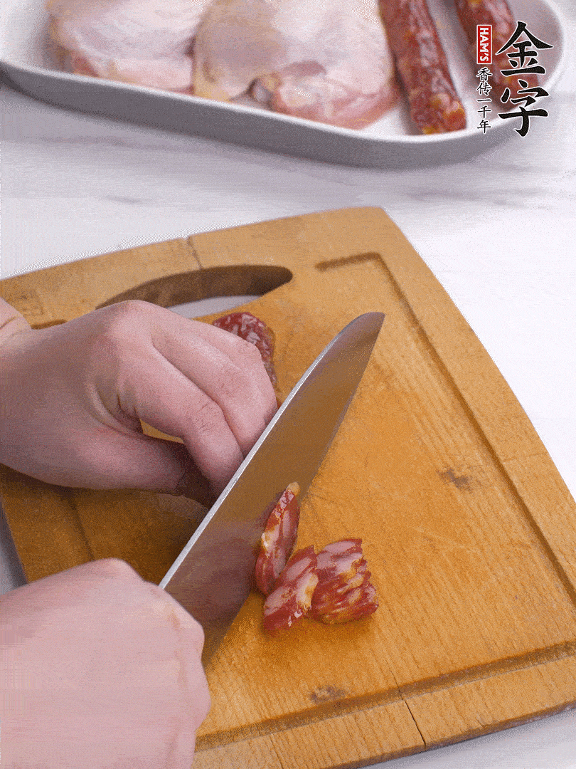 雞大腿去皮去骨切成塊，金字香腸切片，干香菇泡發(fā)切片，小蔥切蔥花。