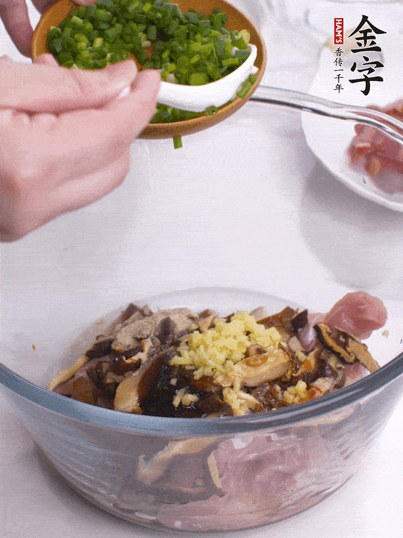 雞肉、香菇混合，加清水1/3杯、料酒1勺、蠔油1勺、鹽1勺、糖1/4勺、白胡椒1/4勺、食用油1勺、香油1/4勺、姜末、蔥花，攪拌均勻腌制2小時。