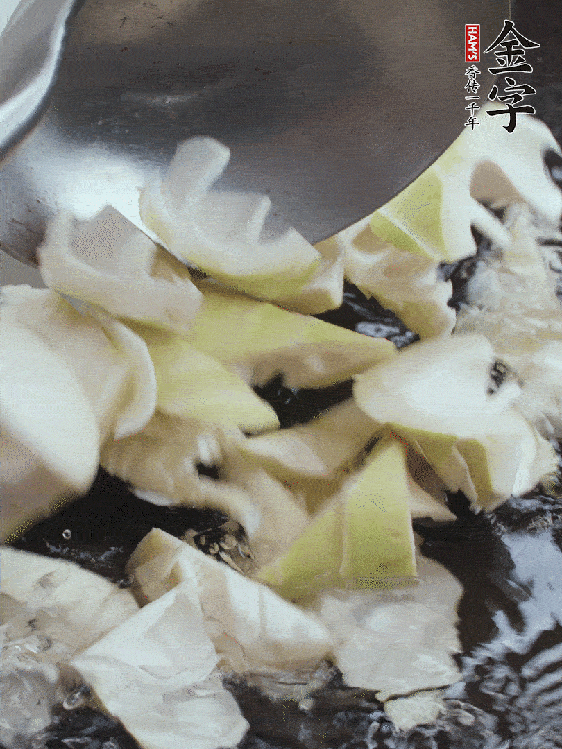 新鮮春筍去老根，剝殼切滾刀塊焯水去澀。