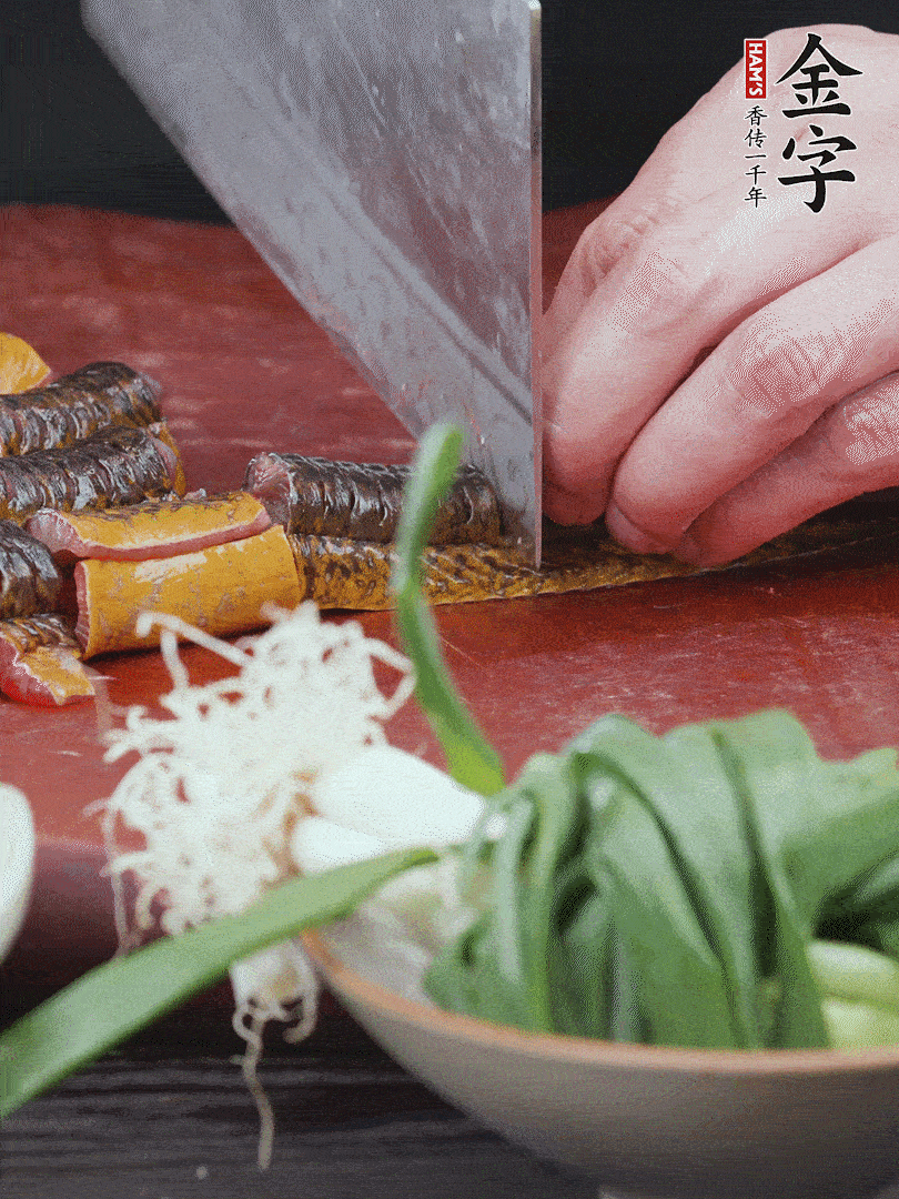 黃鱔去內(nèi)臟洗凈，切花刀斬段。沸水下鍋，加黃酒焯水去血沫。