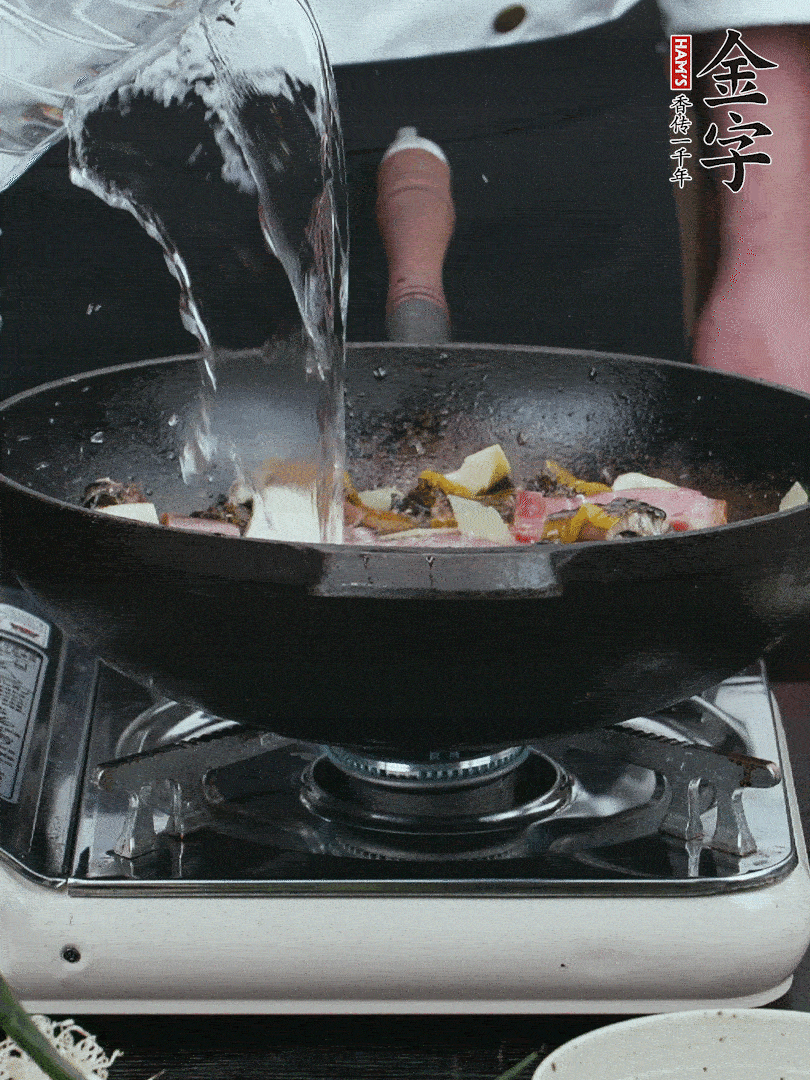 加適量黃酒，倒清水沒過。