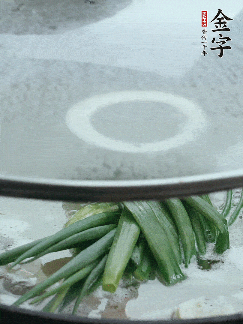 加蔥結(jié)去腥，大火開后中火燒20分鐘。