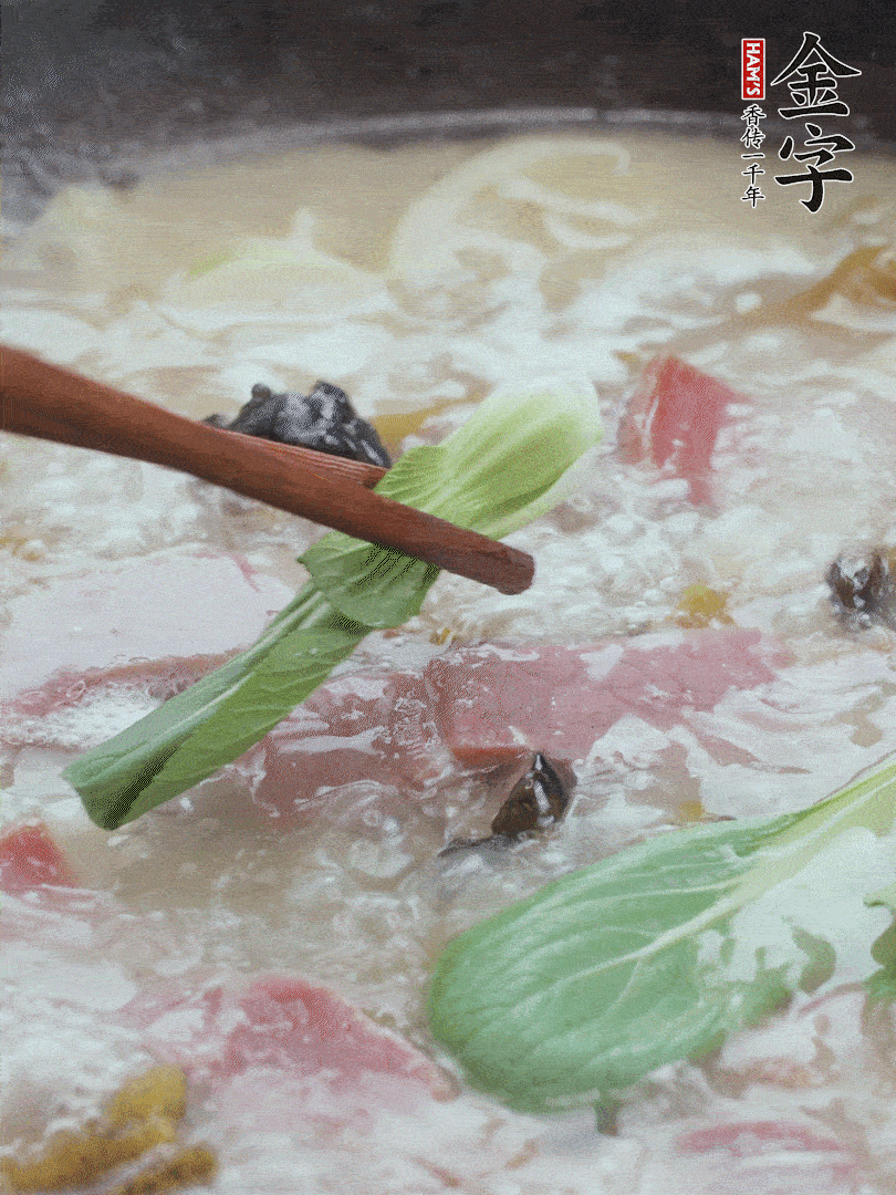 撈出蔥結(jié)，小菜心點(diǎn)綴。