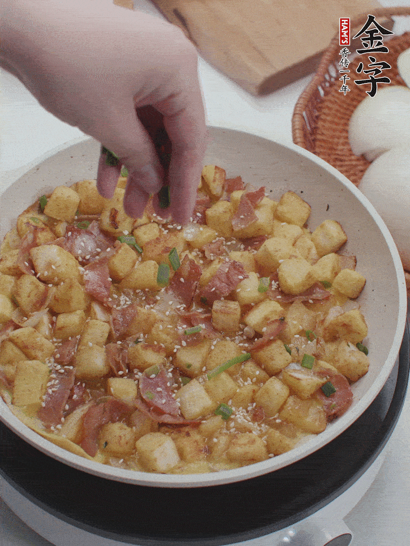 淋入剩余蛋液，蛋液凝固，撒上蔥綠和熟芝麻。