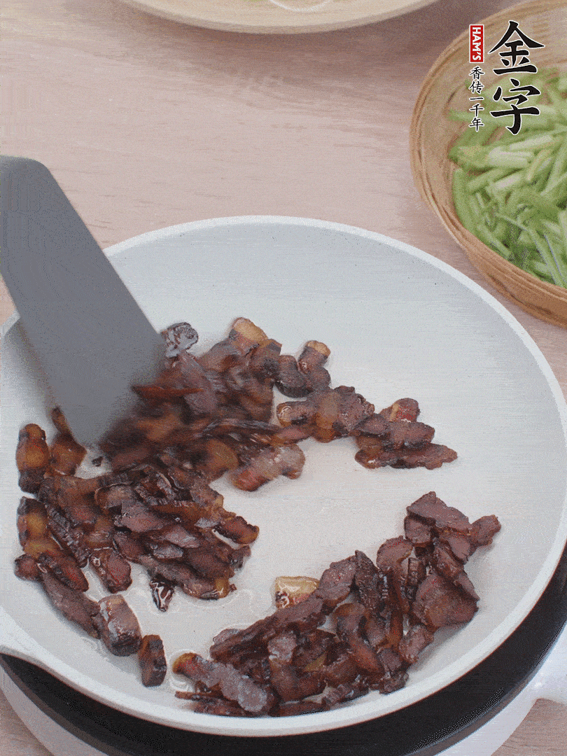 起鍋熱油，煸香醬油肉。