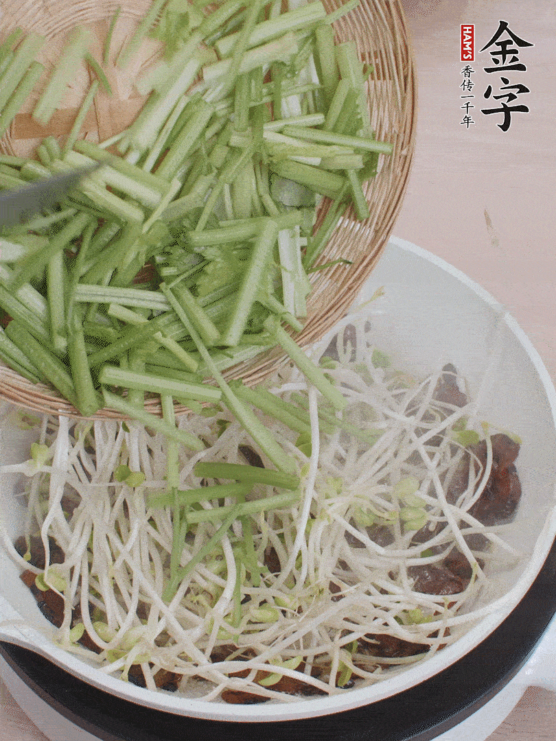 下豆芽、香芹翻炒均勻。