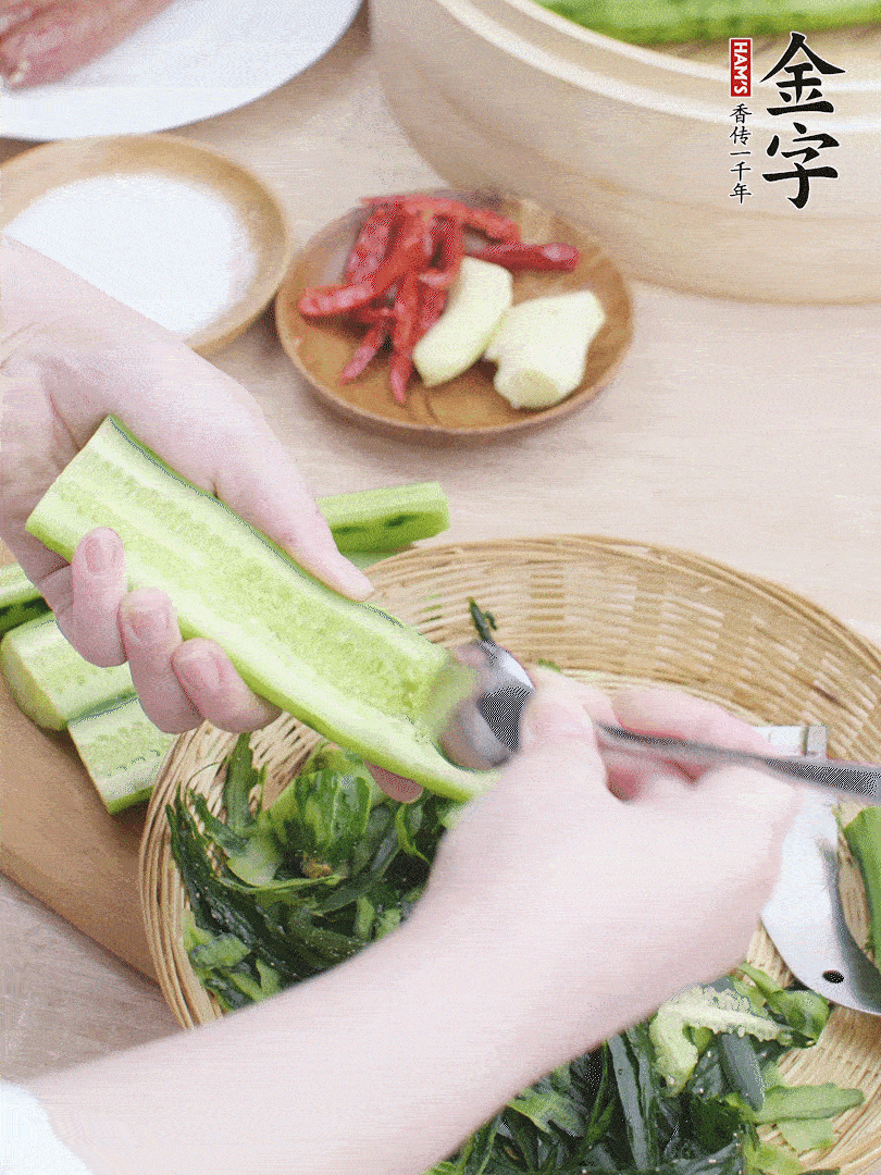黃瓜削皮，對(duì)半切開，勺子挖去內(nèi)瓤，斜刀切片。青蒜斜刀切段。
