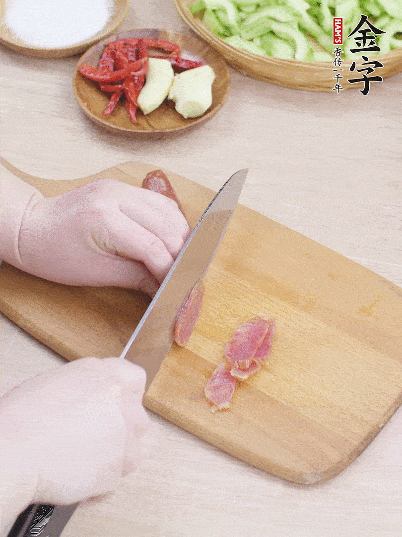 金字土香腸水煮10分鐘，切薄片。