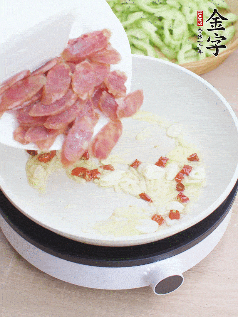 油5成熱時(shí)，姜、蒜、辣椒爆香。